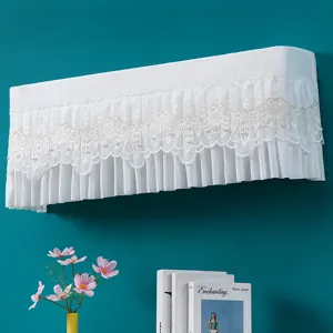 Dettaglio della copertura per condizionatore in pizzo, motivo floreale bianco con perle delicate.