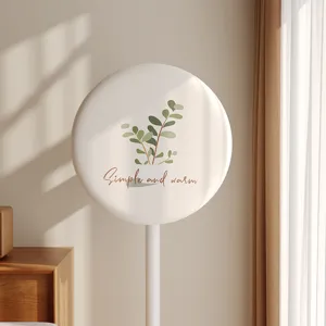 Vista detallada de la funda antipolvo elástica para ventilador con un bonito diseño de plantas.
