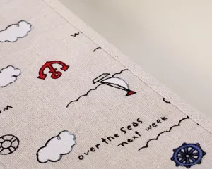 Detalle de tela de funda para portátil, cubierta lino bordado estilo náutico, 14 pulgadas.