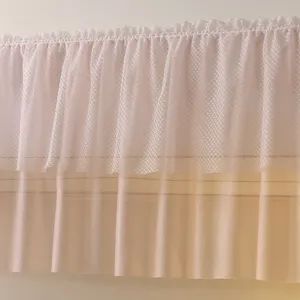 Vue detaillee de la housse anti-poussiere de climatiseur en dentelle rose avec double couche fine.