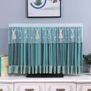 Copertura antipolvere per TV in pizzo verde con conigli ricamati, elegante tessuto decorativo.