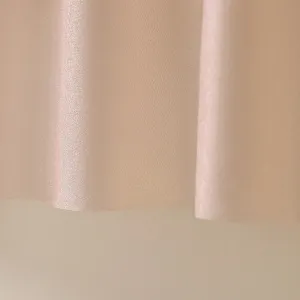 Gros plan détaillé sur la texture du tissu rose doux avec une finition de tissage fine.