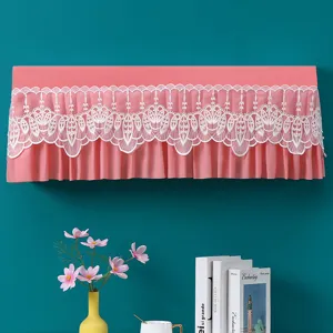 Vista dettagliata della copertura antipolvere per condizionatore rosa con pizzo bianco.