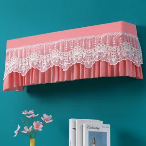 Copertura antipolvere per condizionatore a parete rosa con elegante ricamo in pizzo bianco e volant.