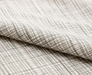 Nahaufnahme Detail der grau-weißen Gittermuster Stofftextur, weiches Fallmaterial.