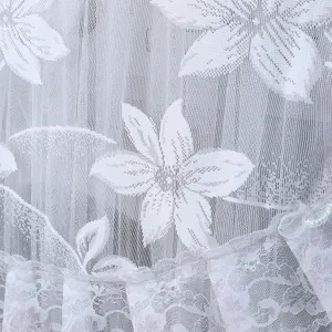 Weißer Spitzen Waschmaschinenabdeckung Detailstoff mit Blumenmuster und feinem Rüschenrand.