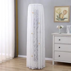 Copertura antipolvere verticale in pizzo bianco per condizionatore con decoro floreale.