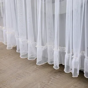 Weiße spitze rüsche waschmaschine staubschutz abdeckung detail, elegantes mesh material.