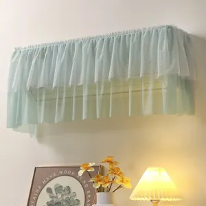 Détail de la housse de climatiseur suspendu en dentelle vert pastel, jolie décoration murale.