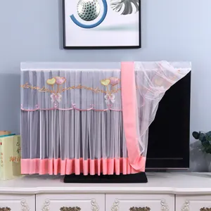 Copertura TV in pizzo con ricamo a cuore e bordo rosa, tessuto traspirante per schermi.