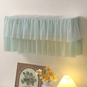 Detail de housse de climatiseur en dentelle, rideau anti-poussiere vert elegant pour mur.