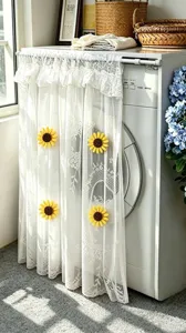 Vista detallada de la funda de lavadora de encaje blanco con imanes decorativos de girasol.