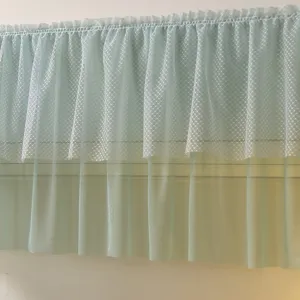 Détail de housse anti-poussière de climatiseur en dentelle vert menthe, beau filet.