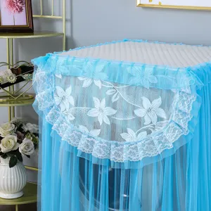 Blaues Spitzenwaschmaschinen-Staubschutz-Detail mit filigraner Blumenstickerei und Mesh.