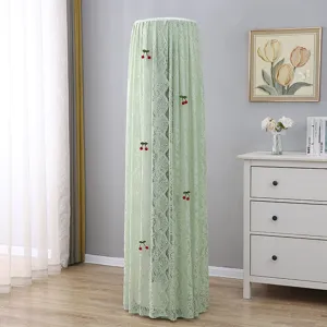 Dettaglio della copertura per condizionatore verticale in pizzo verde con decoro di ciliegie.