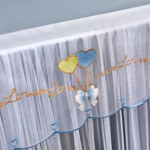Primo piano della copertura antipolvere in pizzo bianco con palloncini a cuore e amore.