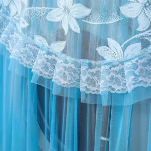 Blaue Spitzen-Waschmaschinenabdeckung Detail, elegantes Blumenmuster, atmungsaktiver Stoff.