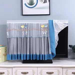 Copertura antipolvere per TV in tessuto di pizzo con ricamo a cuore per decorazione domestica.