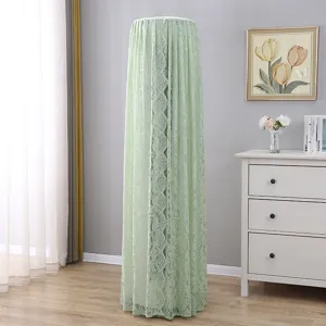 Copertura antipolvere cilindrica in pizzo verde chiaro per condizionatore verticale elegante.