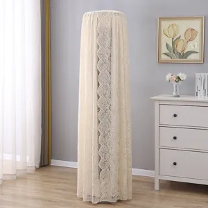 Vista dettagliata dell'elegante copertura in pizzo per condizioniatore in un accogliente soggiorno.