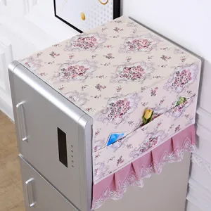 Kühlschrank Staubabdeckung Detail mit praktischen Taschen und schöner rosa Spitzenborte.