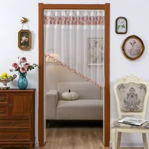 Tendina per porta in pizzo bianco con ricamo floreale e frange, dettaglio decorativo.