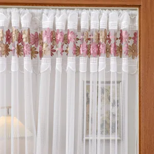 Tendina corta in pizzo bianco con ricamo floreale stile country per la finestra di casa.