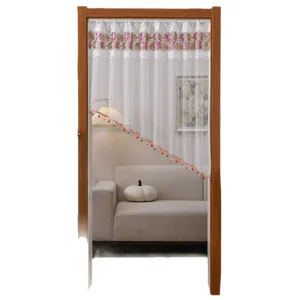 Tenda corta in pizzo stile rustico, tendina trasparente con ricamo floreale e nappe decorative.