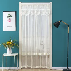 Vue détaillée du rideau moustiquaire en dentelle, design élégant pour cloison de chambre.