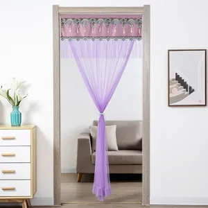 Vista dettagliata di una tenda da porta in tulle viola con ricamo delicato per la casa.