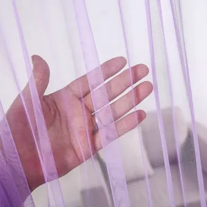Primo piano del tessuto della tenda in rete viola, che mostra il design a doppio strato.