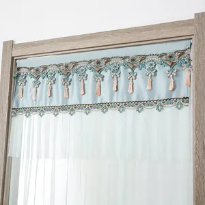 Tenda corta doppia in pizzo con raso blu, squisita ricamo floreale e nappe eleganti.