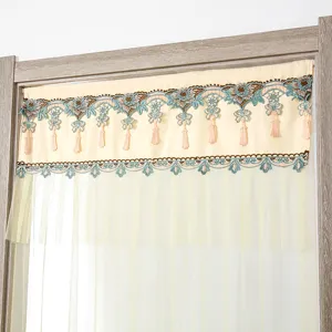 Vista dettagliata della tenda per porta in pizzo e rete con ricamo delicato e nappe pendenti.