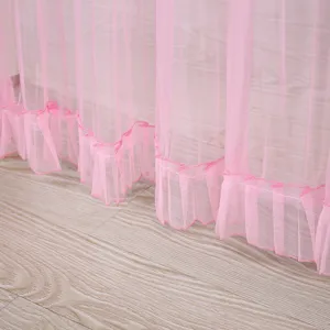 Vue détail de rideau de tulle double couche rose, élégant rideau en filet à ourlet volanté.