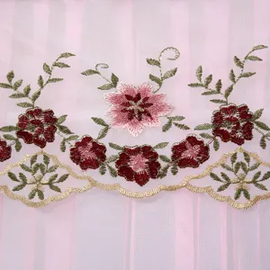 Détail de rideau en gaze brodée de dentelle rose, rideau de séparation double couche.