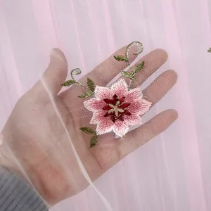 Détail de tissu de rideau transparent rose avec broderie florale délicate, élégant.
