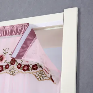 Joli rideau de porte moustiquaire rose avec belle broderie florale et fixation velcro.