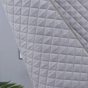 Dettaglio in tessuto per tenda termica trapuntata grigia, materiale antivento invernale.