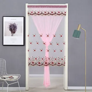 Vue détaillée du rideau de porte rose semi-transparent avec broderie florale en dentelle.