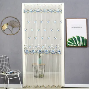 Vue détaillée du rideau de porte en dentelle brodée à double couche avec des fleurs.