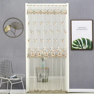 Rideau de porte en tulles brodés double couche, motif floral frais, séparateur élégant.
