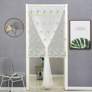 Vue détaillée du rideau de porte transparent brodé de fleurs élégantes pour la maison.