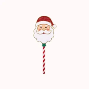 Nahaufnahme eines Weihnachtsmann-Zauberstabs mit glitzerndem Hut für die Weihnachtsfeier.