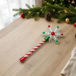 Detailaufnahme eines leuchtenden Weihnachts-Zauberstabs mit Schneeflocke