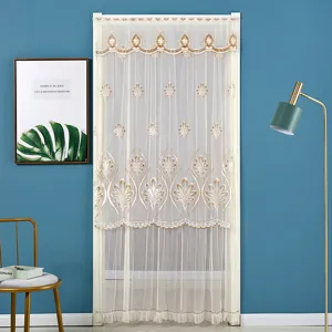 Rideau de porte en résille brodée double couche, séparation élégante et brise-vue.