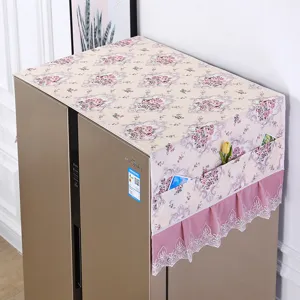 Blumige Kühlschrankabdeckung mit Seitentaschen und Spitzenrand als Staubschutzmatte.