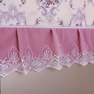 Exquisite Haushaltsgerät Staubschutz Detail mit elegantem Blumenmuster und zarter Spitzenborte.