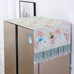 Kühlschrank Staubschutzhülle mit Blumenmuster, Fächern und dekorativer Spitzenborte.
