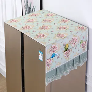 Detailaufnahme der Kühlschrank Abdeckung aus Stoff mit floralem Muster und Seitentaschen.