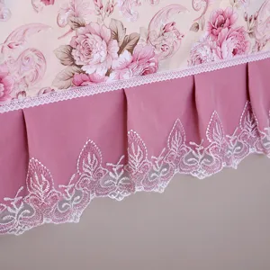 Nahaufnahme der Vintage Rosen Blumenmuster Waschmaschine Staubschutzhaube mit Spitze Plissee.